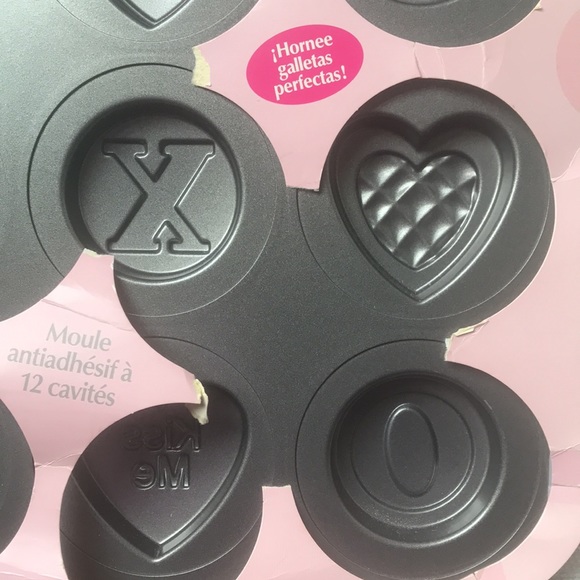 Wilton Valentines Day Pan 12 Cavity Cookies New torn packaging - Picture 4 of 6